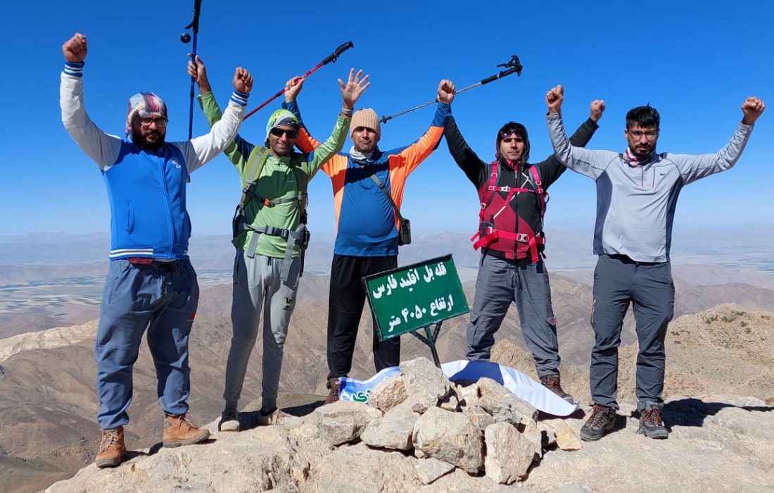 صعود گروه کوهنوردی شیرینو به ارتفاع ۴ هزارمتری قله بل