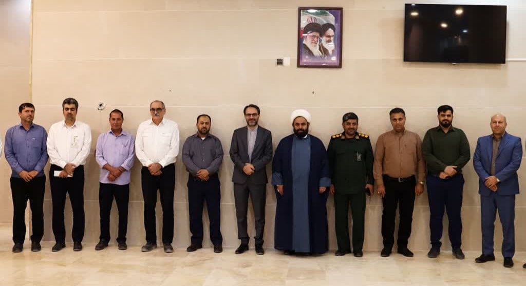 نشست صمیمی اعضای شورای اسلامی شیرینو با مدیرعامل محترم و مدیران پتروشیمی بوشهر